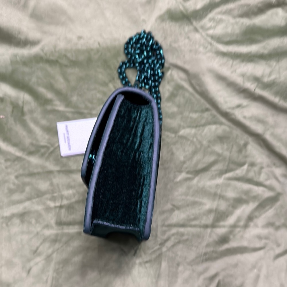 Elegant Green Textured Shoulder Bag - Picture 3 of 11